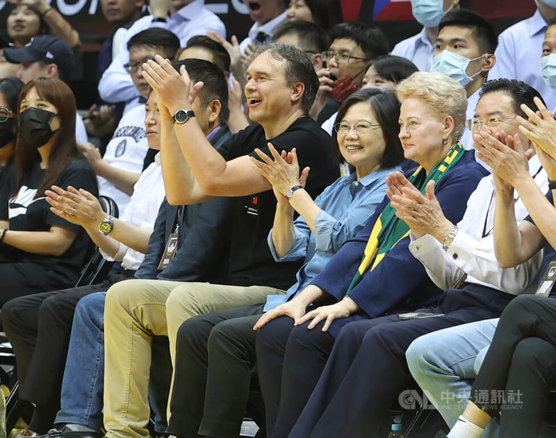 2023世界盃男籃新北熱身賽22日晚間在新莊體育館舉行,由立陶宛隊與拉脫維亞隊交手,總統蔡英文(前右3)到場觀看球賽。中央社記者謝佳璋攝 112年8月22日