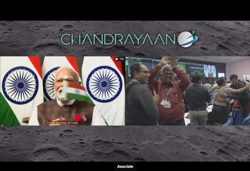 印度「月球飛船3號」登陸器23日成功登陸月球南極，總理莫迪（左）在直播時開心揮舞印度國旗，在印度觀測中心的科學家們歡慶任務成功。（圖取自facebook.com/ISRO）