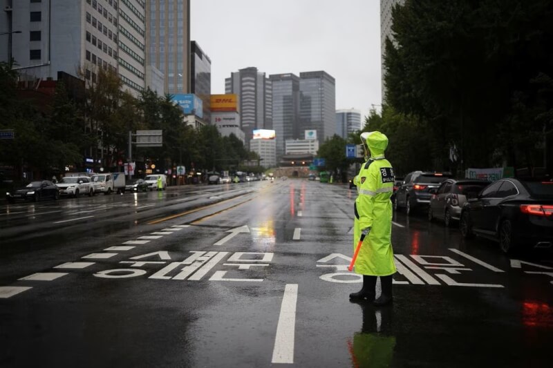 圖為23日韓國首爾交通警察在防空演習期間指揮交通。（路透社）