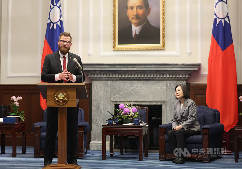 「台瑞（典）國會議員協會訪問團」副主席鄧奈爾（Mathias Tegnér）（左）23日赴總統府拜會總統蔡英文（右），盼進一步促進台灣與瑞典在各領域合作交流，並攜手為強化全球民主韌性發展而努力。中央社記者趙世勳攝 112年8月23日