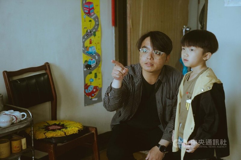 導演李權洋(左)分享,影集「百味小廚神」劇本核心精神之一是「陪伴不會因為死亡而消失」,而是藉由「你傳承、我成長」的過程,在彼此心裡留下了記憶和經歷。(紅衣小女孩股份有限公司)中央社記者葉冠吟傳真 112年8月23日