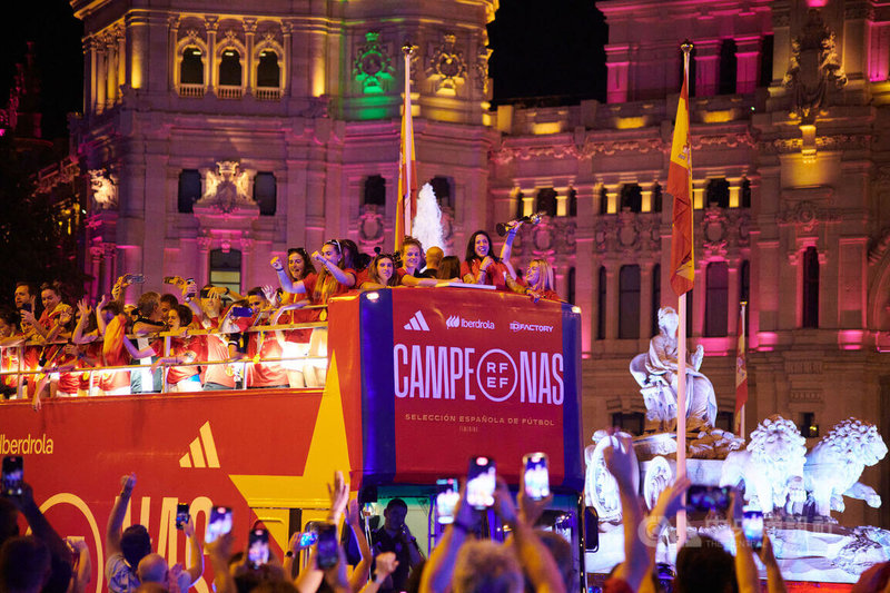 首度奪得世界盃冠軍的西班牙女足，21日晚間飛抵首都馬德里，抱著獎盃搭乘「冠軍巴士」遊街，一路上受到熱情民眾夾道歡迎。中央社記者胡家綺馬德里攝  112年8月23日