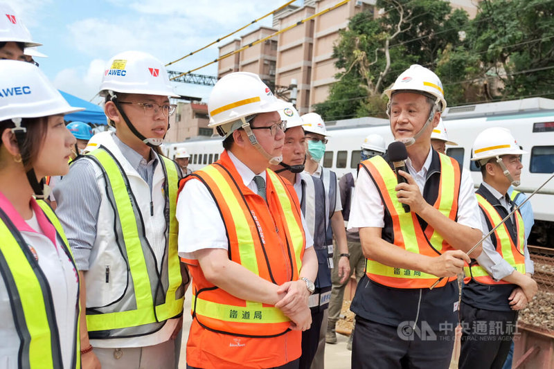 行政院副院長鄭文燦（左3）23日前往視察桃園鐵路地下化平鎮車站工程，指出目前整體進度約27%，也感謝總統蔡英文與前行政院長蘇貞昌支持，大幅提升中央補助經費比例，讓工程順利推動。中央社記者吳睿騏桃園攝  112年8月23日