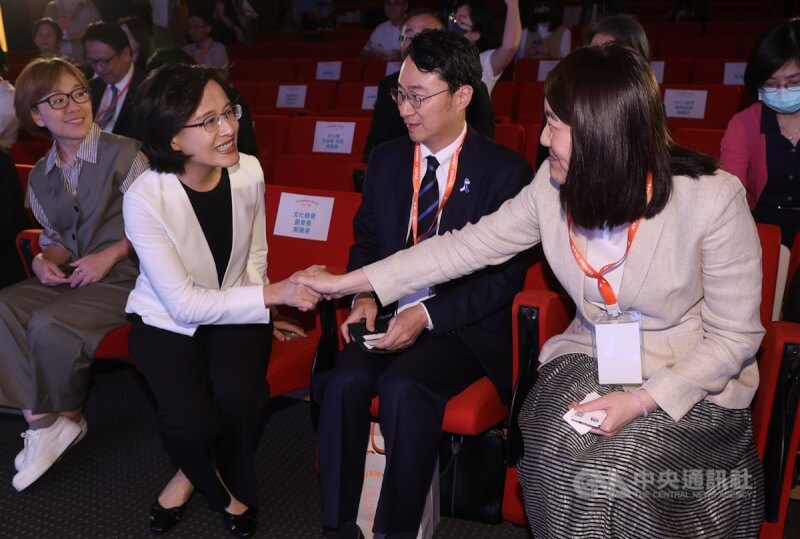 文化總會22日舉行「TAIWAN PLUS 2023 台日一起」文化祭活動宣傳記者會，文總副會長鄭麗君（前左2）向誠品生活董事長吳旻潔（前右）握手致意。中央社記者鄭傑文攝 112年8月22日
