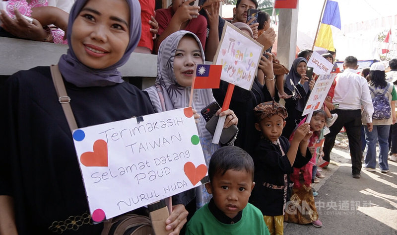 印尼席安約鎮（Cianjur）地震災區的老師和學生高舉「感謝台灣，歡迎！」的海報，歡迎台灣人的到來。中央社記者李宗憲西爪哇攝 112年8月23日