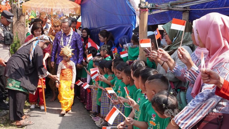 印尼席安約鎮（Cianjur）幼兒園安排迎接儀式歡迎駐印尼代表陳忠、代表處人員及三輪慈善基金會的成員。中央社記者李宗憲西爪哇攝  112年8月23日