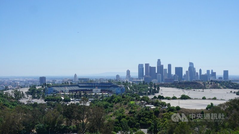 道奇球場位在洛杉磯的奇瓦士山谷（Chavez Ravine）丘陵地上，能從高處俯瞰整個洛杉磯市中心的高樓群。中央社記者林宏翰洛杉磯攝  112年8月23日