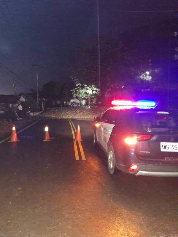 南投縣信義鄉東埔溫泉區聯外道路23日下午發生土石流，大量石塊混合泥水從山坡溪溝滿溢到路面，造成雙向交通中斷，南投縣警察局信義分局和社、東埔派出所員警到場管制交通。（民眾提供）中央社記者蕭博陽南投縣傳真  112年8月23日