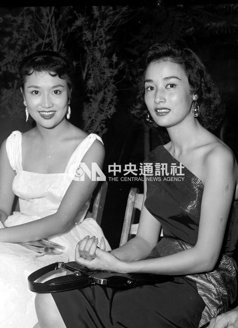 葛蘭（左）、葉楓（右）參加中華民國電影戲劇協會聯合大公演時留影。（中央社檔案照片）