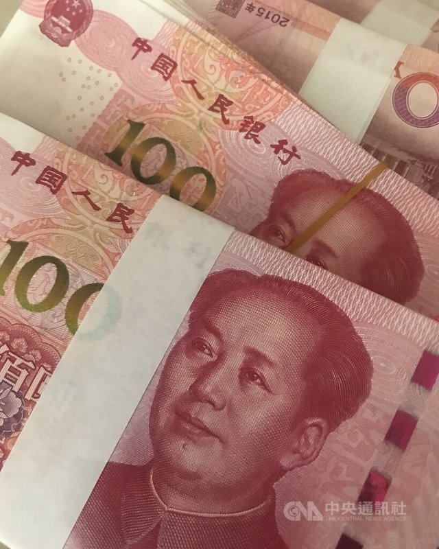 路透社報導，中國人民銀行已要求國內銀行縮減境外債券投資，捍衛人民幣。（中央社檔案照片）