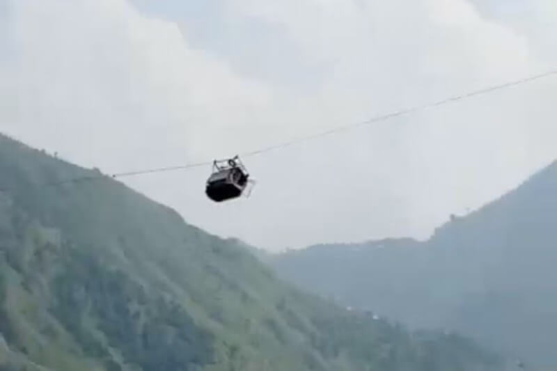 巴基斯坦山區22日早上驚傳纜車纜索斷裂事故，導致8名乘客困在高山峽谷中，經過15個多小時後，8名乘客在深夜全部獲救。（路透社）
