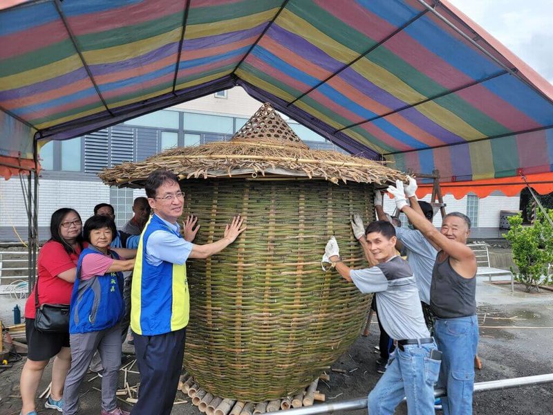 「古亭畚」是早年農村儲存稻穀的巨大容器，後來隨著時代演進而逐漸消失，台南市佳里區民安社區以竹編工藝復刻打造高180公分，直徑250公分的古亭畚，重現往年農村風貌、肩負文化傳承，更讓到訪遊客感到有趣。（台南市政府提供）中央社記者張榮祥台南傳真  112年8月24日