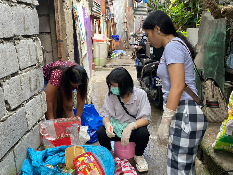 台灣家扶基金會扶助的大專生吳忻穎（中）的學伴家中靠拾荒和資源回收維生。她表示：「我問他們一個禮拜大概能賺多少披索，他們說只能賺到230披索（約新台幣129元）。」（菲律賓家扶中心提供）中央社記者陳妍君馬尼拉傳真  112年8月24日