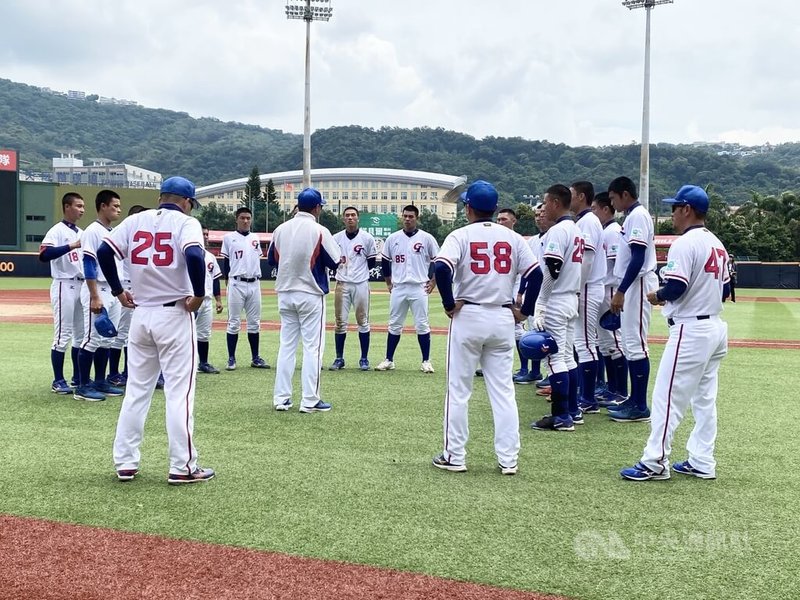U18世界盃棒球賽8月31日將在台灣開打，這次賽事主要在天母棒球場及洲際棒球場進行，台灣代表隊24日在天母球場進行練習賽，與業餘成棒隊台北興富發隊交手。中央社記者楊啟芳攝  112年8月24日