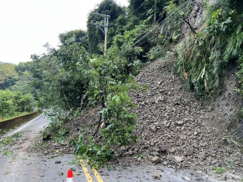 近日山區屢有大雨造成土石鬆動，苗栗縣南庄鄉124縣道34.5公里處24日發生坍方，大量土石堆積路面影響交通，鄉公所獲報已緊急派員前往清理。（警方提供）中央社記者管瑞平傳真  112年8月24日