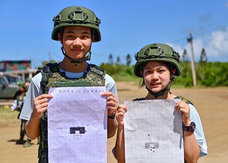 澎湖戰鬥營24日進行刺激的T91步槍實彈射擊,有男女學員獲得「神射手」殊榮,表示未來會推薦好友們一起參加國軍所舉辦各項活動。(澎湖防衛部提供)中央社 112年8月24日
