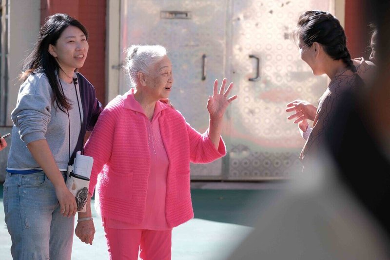 導演徐紫柔（左）拍攝紀錄片「邀阿公阿嬤拍B級殭屍片」，邀94歲失智奶奶（左2）當主角，希望記錄鄰里、家人與奶奶最美好相處時刻，也盼上映後能翻轉社會對失智症的印象。（天馬行空提供）中央社記者王心妤傳真  112年8月24日