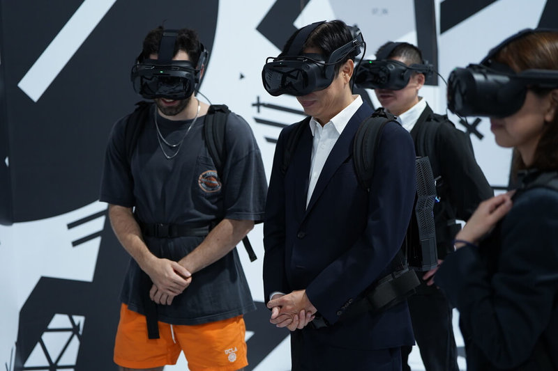 HTC、VIVE Arts主辦的「永恆聖母院」VR展24日舉行揭幕記者會，高雄市長陳其邁（左2）與法國網紅酷（前左）共同戴上VR頭盔裝置搶先體驗。（高雄市政府提供）中央社記者林巧璉傳真  112年8月24日