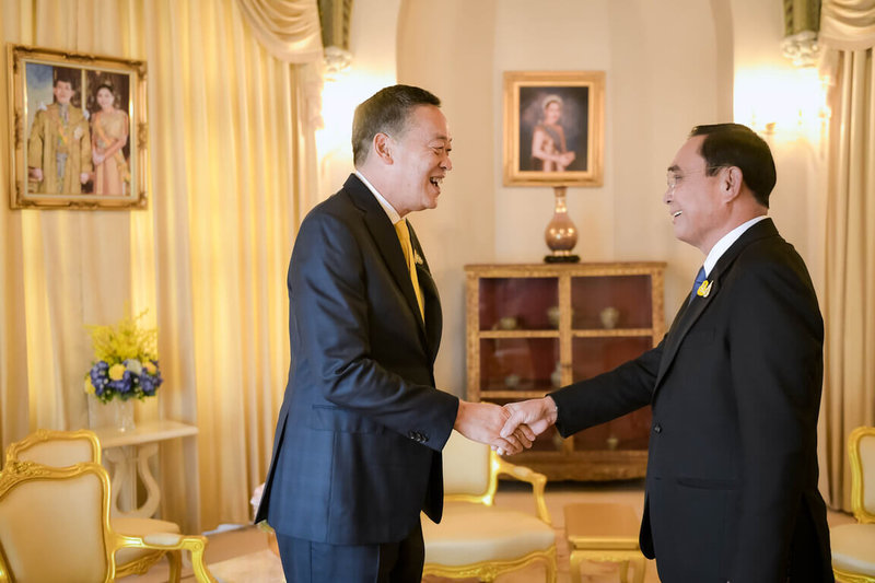 泰國新當選的總理賽塔（左）24日和現任總理帕拉育（右）在總理府會面，兩人就當前的局勢和未來施政方向交換意見。（泰國總理府提供）中央社記者呂欣憓曼谷傳真  112年8月24日
