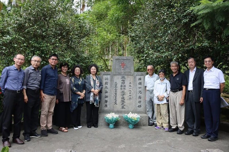 人權會主委陳菊（左6）、監察委員范巽綠（左5）等人，21日前往花蓮鳳林公墓，現場履勘228事件張七郎父子受難不義遺址保存執行情形。（監察院提供）中央社記者陳俊華傳真  112年8月24日