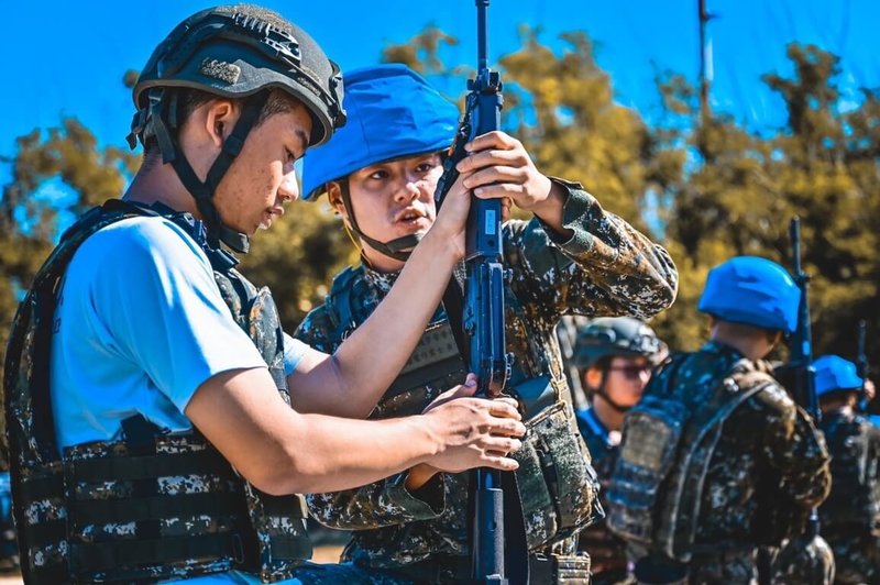 澎湖戰鬥營為期5天4夜,學員們24日在澎防部靶場指揮官及教官引導下,準備進行T91步槍實彈射擊。(澎湖防衛部提供)中央社 112年8月24日