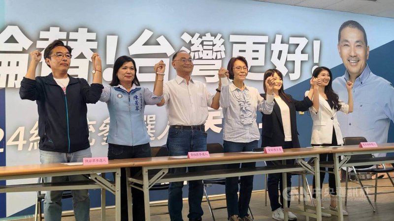 國民黨高雄市立委參選人曹桓榮（左1）、陳若翠（左2）、黃柏霖（左3）、陳美雅（右2）、李明璇（右1）24日召開記者會，否認與鴻海集團創辦人郭台銘合掛看板，並強調唯一支持黨籍總統參選人侯友宜。右3為國民黨高雄市黨部主委黃昭順。中央社記者蔡孟妤攝  112年8月24日