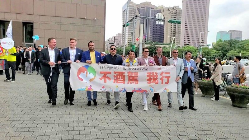 台北市政府交通局24日與社團法人台灣酒與社會責任促進會共同舉辦「不酒駕 我行」記者會暨遊行，呼籲民眾堅持拒絕酒駕，且酒前不開車、酒後不開車及宿醉不開車。（台北市政府交通局提供）中央社記者陳怡璇傳真  112年8月24日