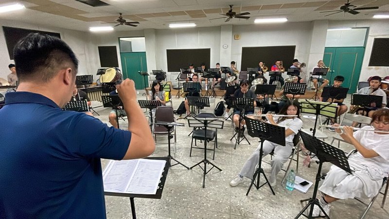嘉義高中樂隊校友演奏會27日將首演校友、作曲家葉哲良為嘉中百年校慶所創作的管樂曲「旭陵慶典」,樂團近日加緊排練。(翁啟榮提供)中央社記者蔡智明傳真 112年8月24日