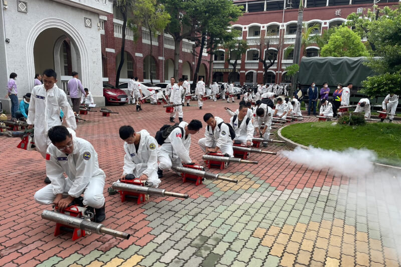 圖為日前台南市府協調增加國軍人力協助噴藥防治登革熱。（台南市政府提供）