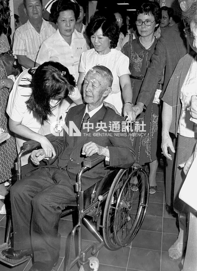 杜聰明（坐輪椅者）對研究很有興趣，圖為他90歲生日時學生和親友在台大醫學院為他祝壽。（中央社檔案照片）