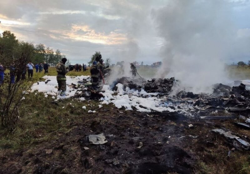 俄羅斯官員說，傭兵組織「瓦格納集團」首腦普里格津是23日墜毀飛機的乘客之一。圖為消防人員在飛機墜毀現場滅火。（Investigative Committee of Russia/Handout via 路透社）