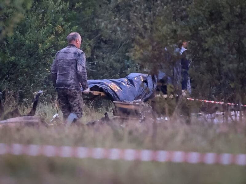 一架從莫斯科飛往聖彼得堡的私人飛機23日墜毀，瓦格納首腦普里格津據信身亡，救援隊24日在現場搬運遺體。（路透社）