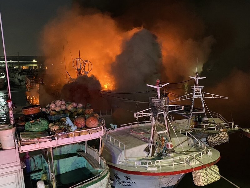 屏東縣東港鎮25日下午5時許發生漁船火警，至少有5艘漁船受到波及燃燒，現場火勢猛烈、濃煙直竄，警消立即前往馳援，所幸無人受困。（屏東消防局提供）中央社  112年8月25日