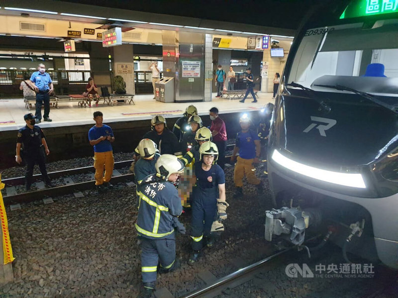 台北市警消25日中午獲報，台北車站B3層月台有人落軌，一名約70多歲女子躺臥軌道，頭部受傷，送醫前已無呼吸心跳。（翻攝畫面）中央社記者劉建邦傳真  112年8月25日