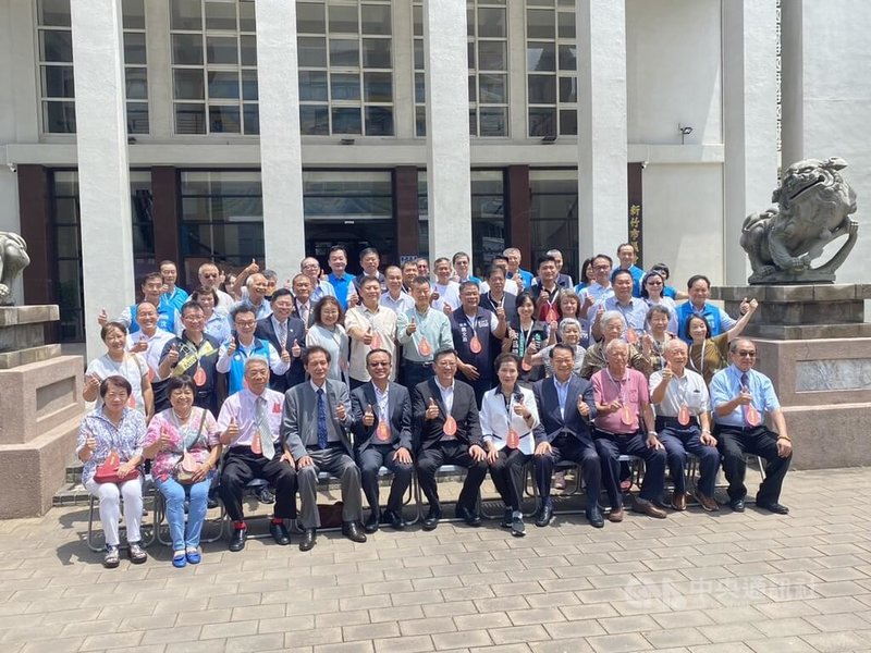 新竹市議會25日舉辦112年度「新竹市議會議員暨職員工回娘家」活動,包括第1屆至第11屆多名歷屆議員、職員工都回到市議會,敘舊合影。中央社記者魯鋼駿攝 112年8月25日
