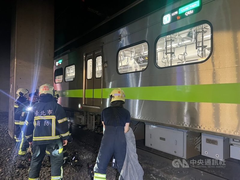 台北市警消25日中午獲報,一名74歲劉姓婦人從台北車站月台墜落軌道,遭台鐵區間車撞擊後傷重不治,警方初步排除外力介入,案發原因待調查。(翻攝畫面)中央社記者劉建邦傳真 112年8月25日