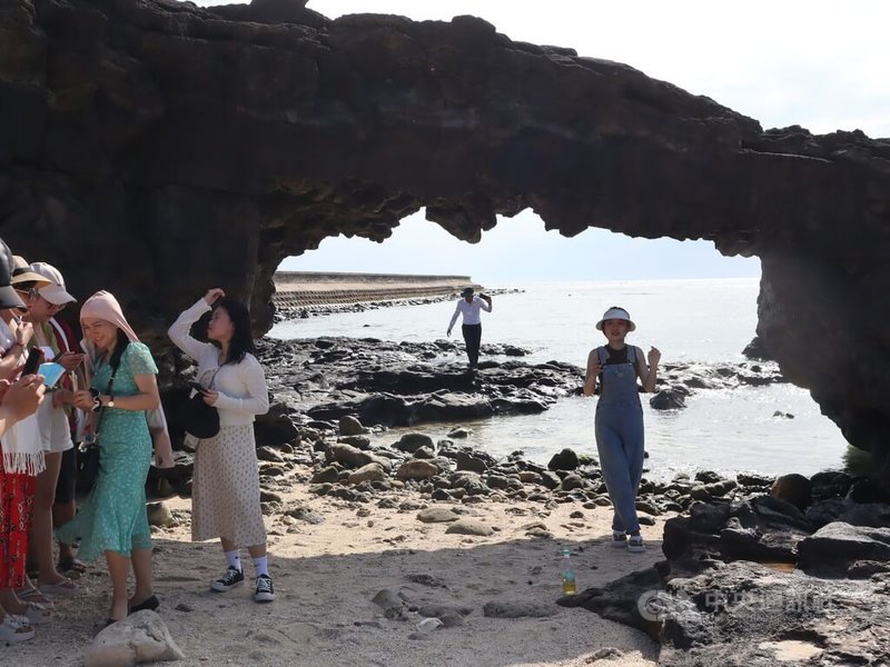 越南李山島有很多特殊的石柱、洞穴景觀，圖為李山島石門洞（Cong To Vo），是越南新版護照的內頁景色之一。中央社記者陳家倫李山島攝  112年8月25日