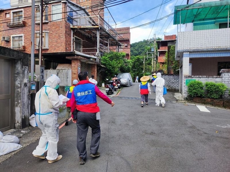 新北市衛生局25日公布深坑區1名登革熱確診個案,區公所環保志工下午前往土庫地區宣導防治作為,並告知26日將逐戶消毒。(深坑區公所提供)中央社記者黃旭昇新北傳真 112年8月25日