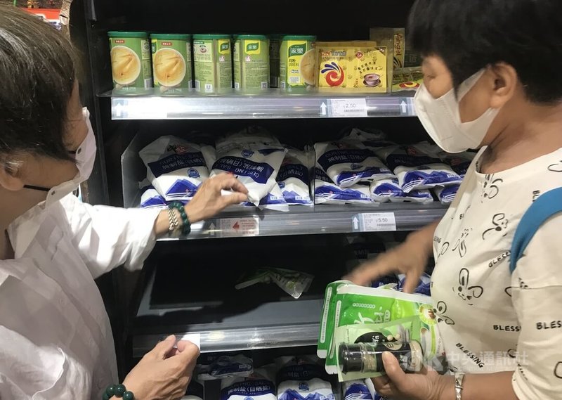 圖為北京市一家超市，民眾正在買鹽。中央社記者周慧盈北京攝 112年8月25日