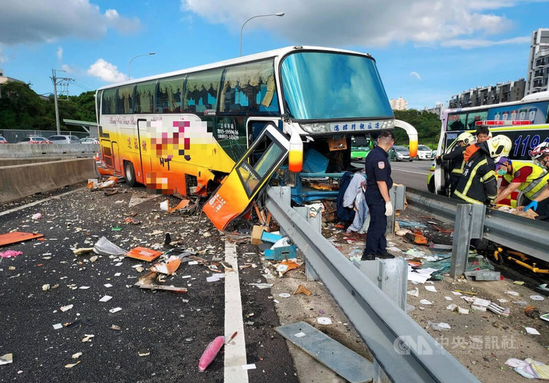 一輛遊覽車25日在國道1號楊梅休息站旁側車道自撞護欄，所幸車上並無乘客，駕駛頭部受傷、意識清楚。（翻攝照片） 中央社記者葉臻傳真 112年8月25日