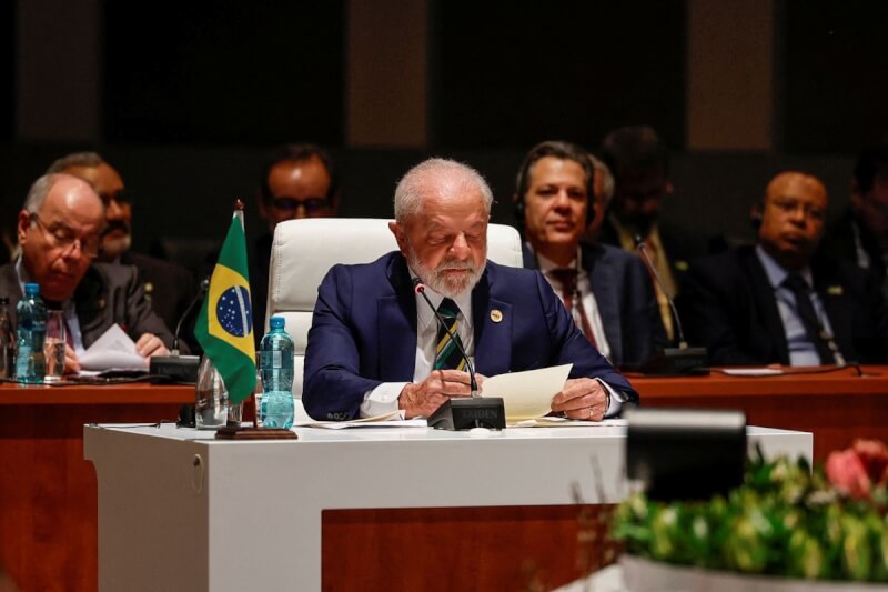 金磚國家領袖峰會24日結束，巴西總統魯拉（前中）認為，金磚集團不應被視為反西方立場。（GIANLUIGI GUERCIA／Pool via 路透社）