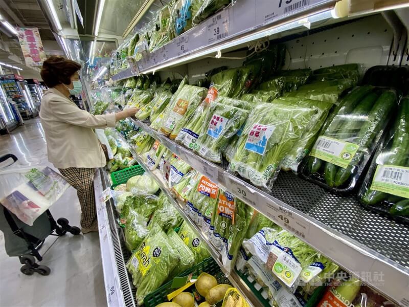 食藥署25日公布5、6月市售蔬果農藥殘留監測結果，共90件不合格產品。圖為民眾在高雄一處大賣場選購蔬菜。（中央社檔案照片）
