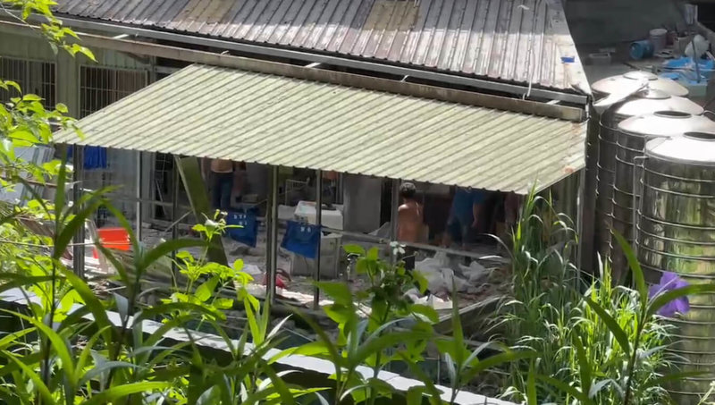 前立委黃國昌位於新北市汐止的透天厝被指控占用國有地,財政部國有財產署官員25日表示,騰空返還期限是9月30日,該透天厝近日已開始拆除作業。(民眾提供)中央社記者高華謙傳真 112年8月25日