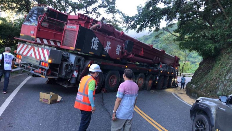 一輛大型吊車25日凌晨行經台9線蘇花路廊宜蘭南澳段時，因零件故障占用道路，造成交通雙向阻斷，經其他大型吊車到場拖吊後，上午已恢復雙向通行。（公路總局第四區養護工程處提供）中央社記者沈如峰宜蘭縣傳真  112年8月25日