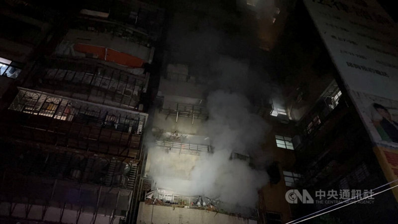 台北市萬華區國興路附近國宅24日深夜發生火警，3樓冒出大量濃煙，警消表示，共疏散161人、3名女子因輕微嗆傷送醫。（翻攝畫面）中央社記者劉建邦傳真  112年8月25日