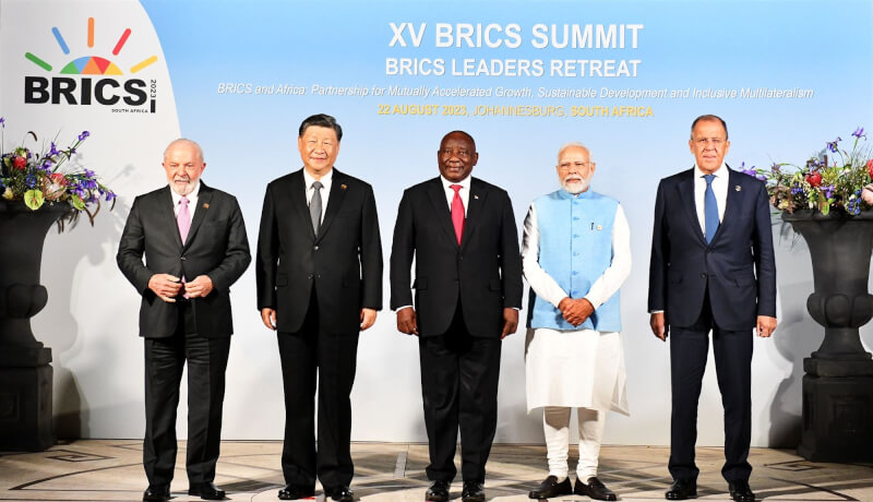 金磚國家在南非舉行峰會，巴西總統魯拉（左起）、中國國家主席習近平、南非總統拉瑪佛沙、印度總理莫迪和俄羅斯外交部長拉夫羅夫24日合影。（圖取自twitter.com/GovernmentZA）