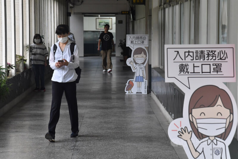 台北市政府教育局25日表示，中小學8月30日開學校園內及校車可不戴口罩。圖為2020會考時校園進行口罩管制。（中央社檔案照片）