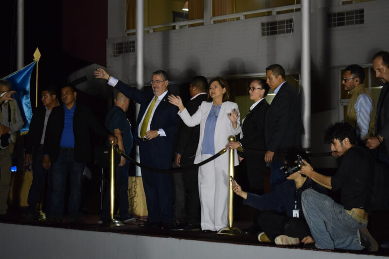 圖為瓜地馬拉總統當選人阿雷巴洛（中左）與副總統當選人艾雷拉（中右）。（圖取自twitter.com/KarinHerreraVP）