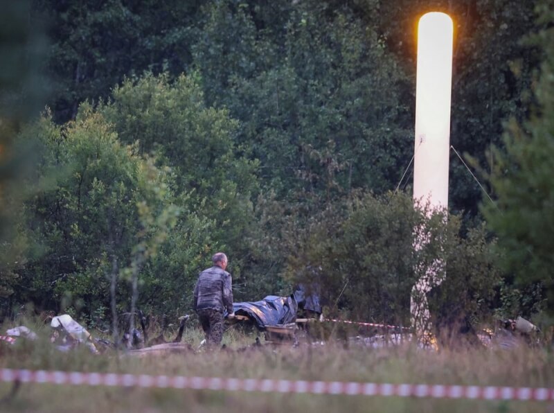 路透社報導，美方認為一枚來自俄國境內的地對空飛彈可能擊落普里格津搭乘的飛機。圖為飛機事故現場。（路透社）