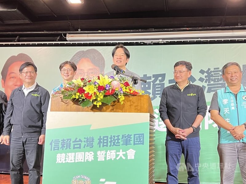 民進黨總統參選人賴清德（中）26日在台中全國大飯店為立委參選人江肇國（左2）站台造勢，總統府秘書長林佳龍（左1）、無黨籍立委黃國書（右2）等都出席。中央社記者郝雪卿攝  112年8月26日